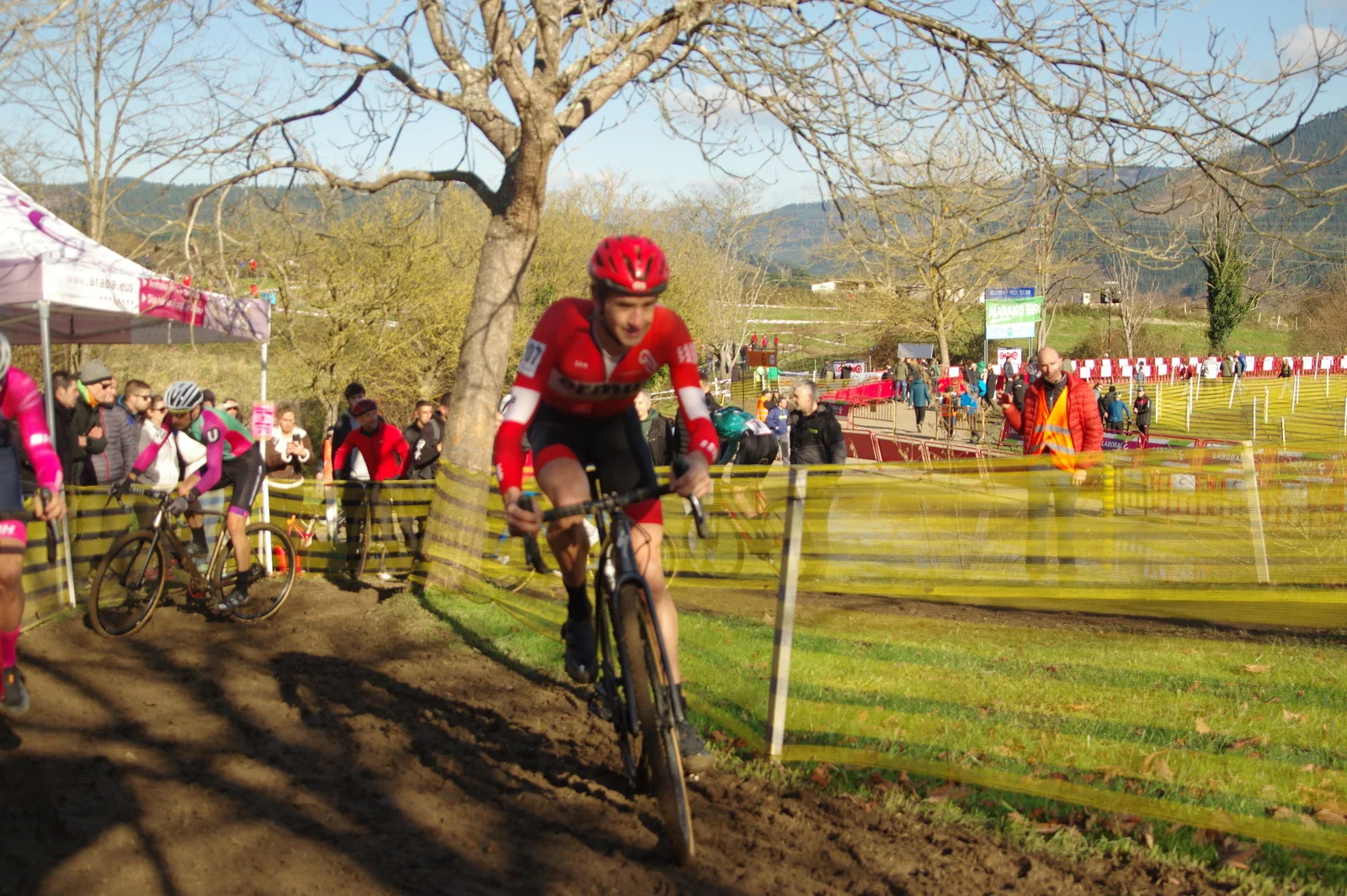 Aitor Hernández se proclama en Aiara campeón de Euskadi de ciclocross por sexta vez