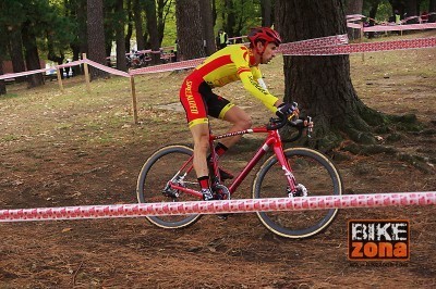 Aitor Hernández arrasa en Elorrio y sigue invicto