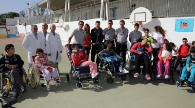 Alberto Contador visita una residencia para discapacitados