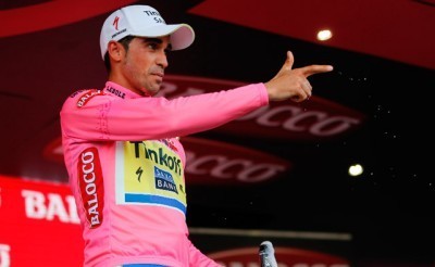 Alberto Contador ya luce su maillot rosa