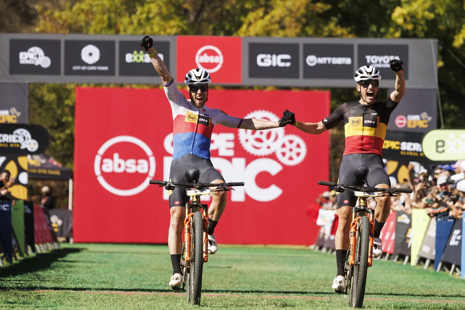 Alleman y Stosek se imponen en una batalla táctica de la sexta etapa de la Cape Epic 2026