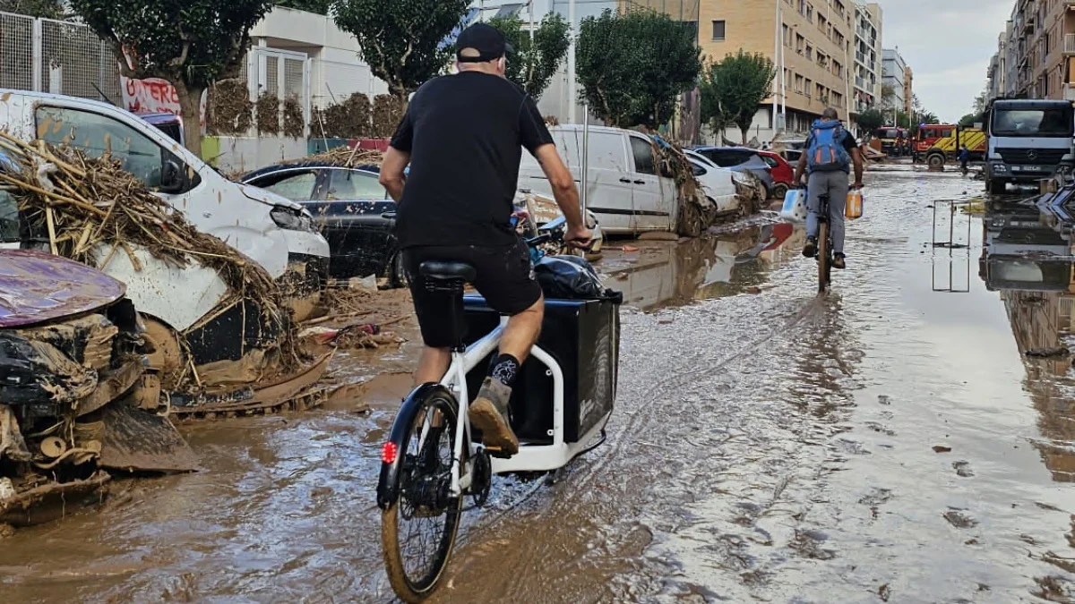 AMBE y Ciclosfera solicitan ayuda para los afectados y voluntarios que usan bicicletas en Valencia