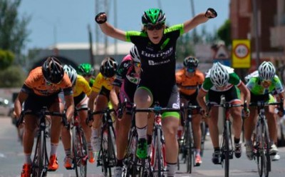 Ana Usabiaga se impone al sprint en el Trofeo Roldán