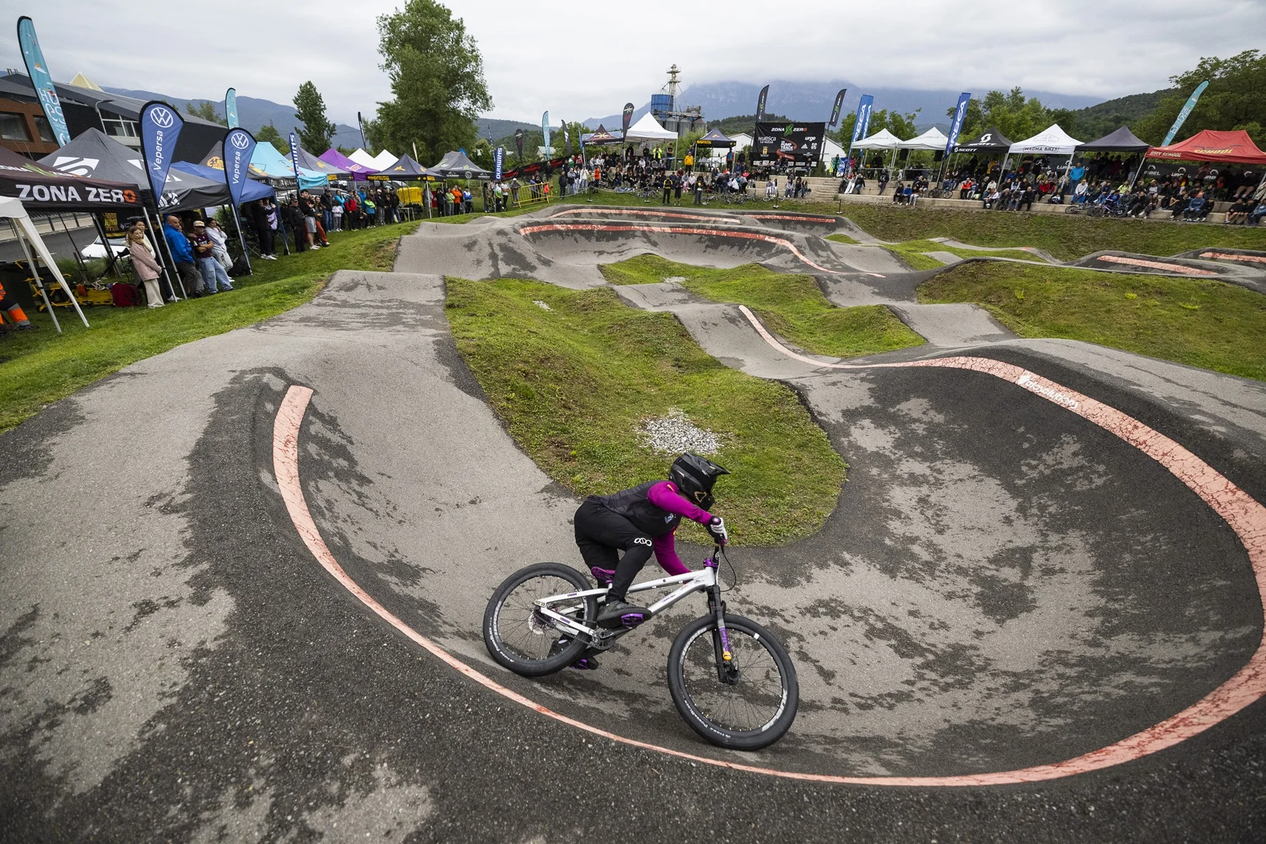 Ángel Heras y Ruth Abad conquistan el Pumptrack internacional en Zona Zero Pirineos
