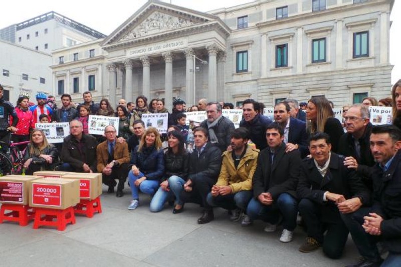 Anna González entregó sus 200.000 firmas en el Congreso 