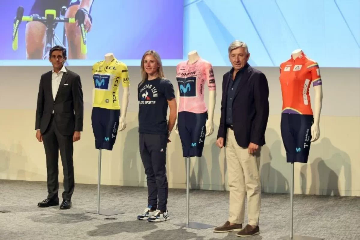 Annemiek Van Vleuten cede a Telefónica los maillots ganadores de las tres grandes vueltas ciclistas