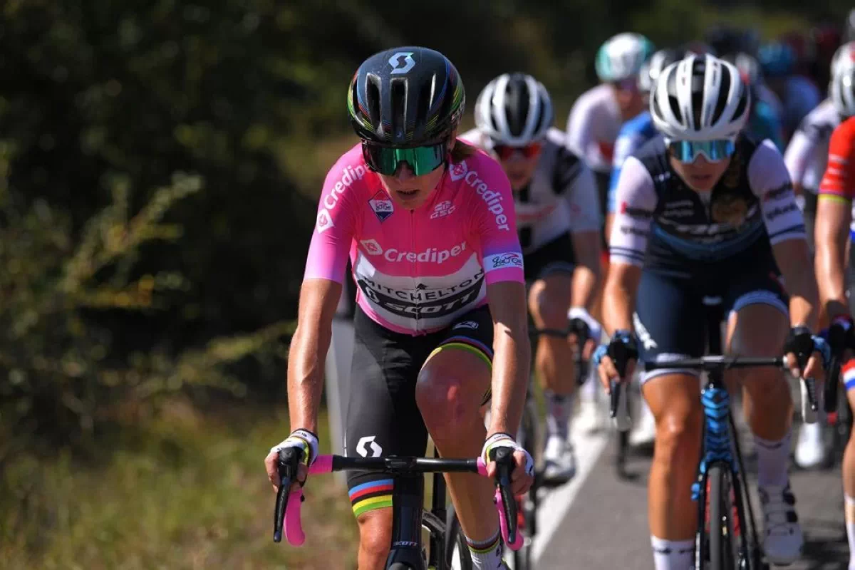 Annemiek van Vleuten sigue liderando el Giro Femenino