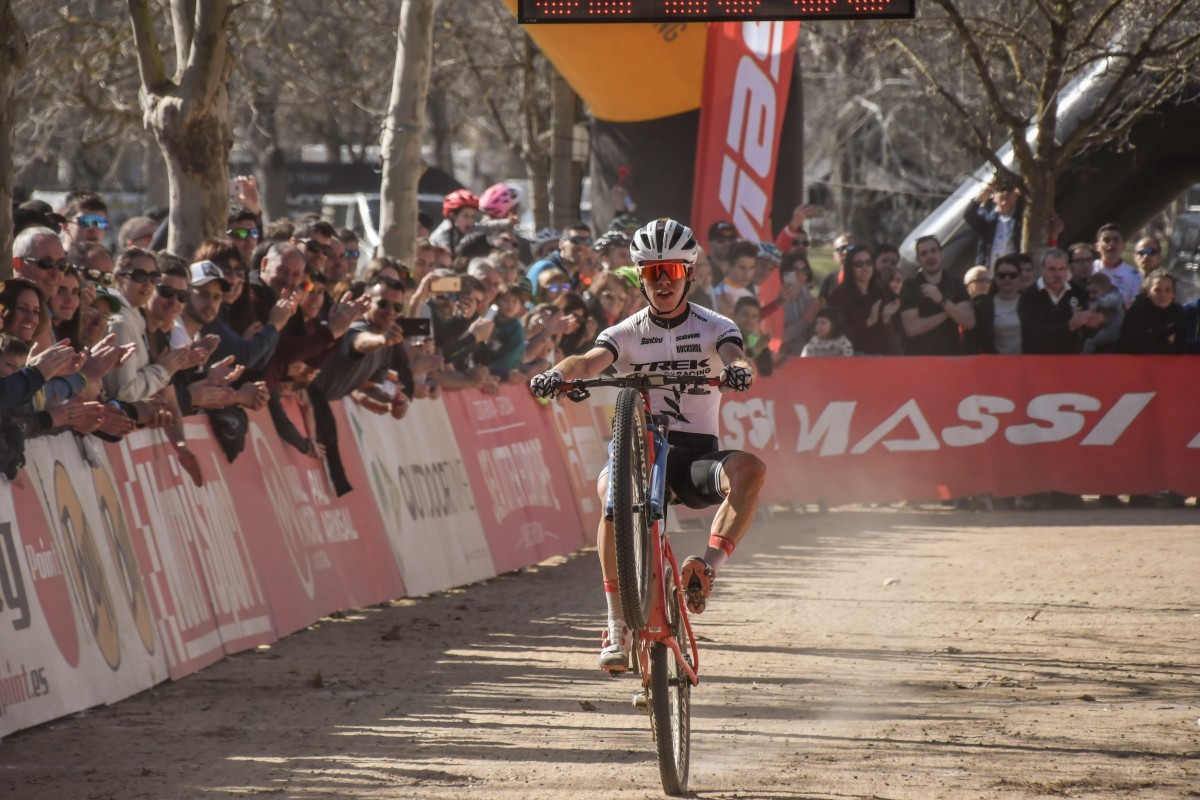 Anton Cooper consigue la victoria en la Super Cup Massi de Banyoles