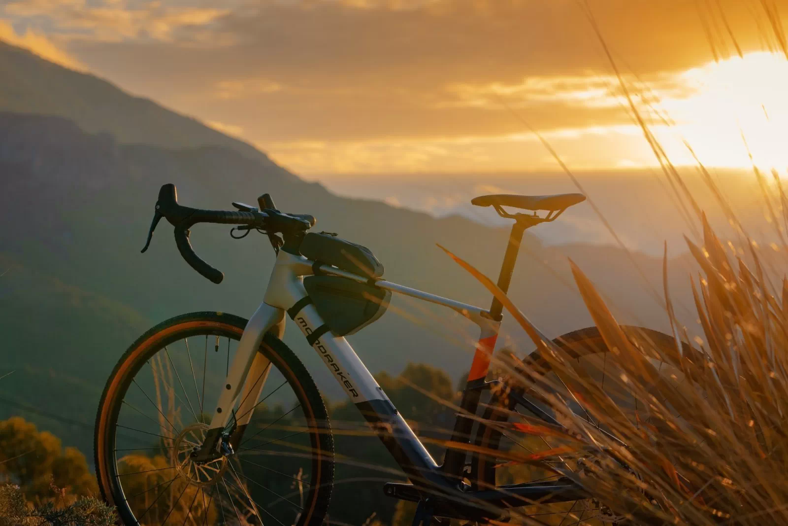 Apidura prepara dos bolsas a prueba de agua, barro y polvo para la Dusty de Mondraker