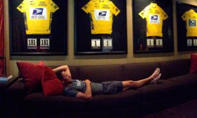 Lance Armstrong presume de maillots en twitter