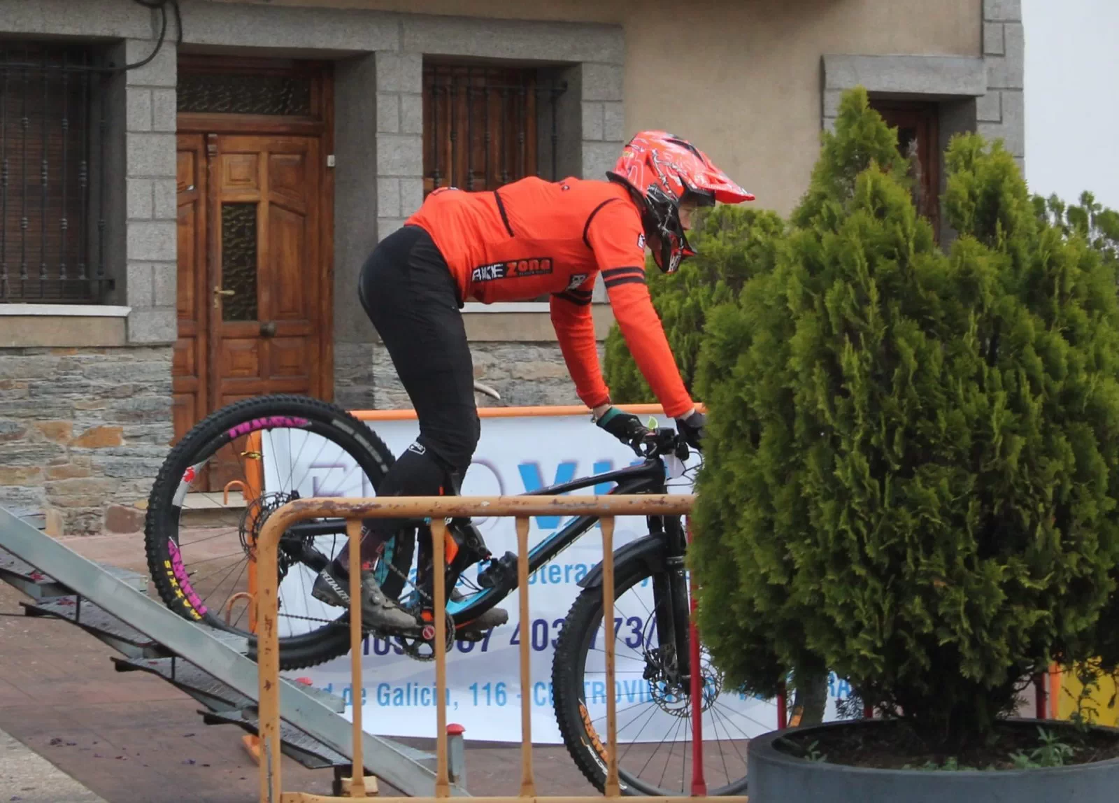 Arriola sube al podio en Enduro para estrenar la equipación 2023 del Bikezona Team