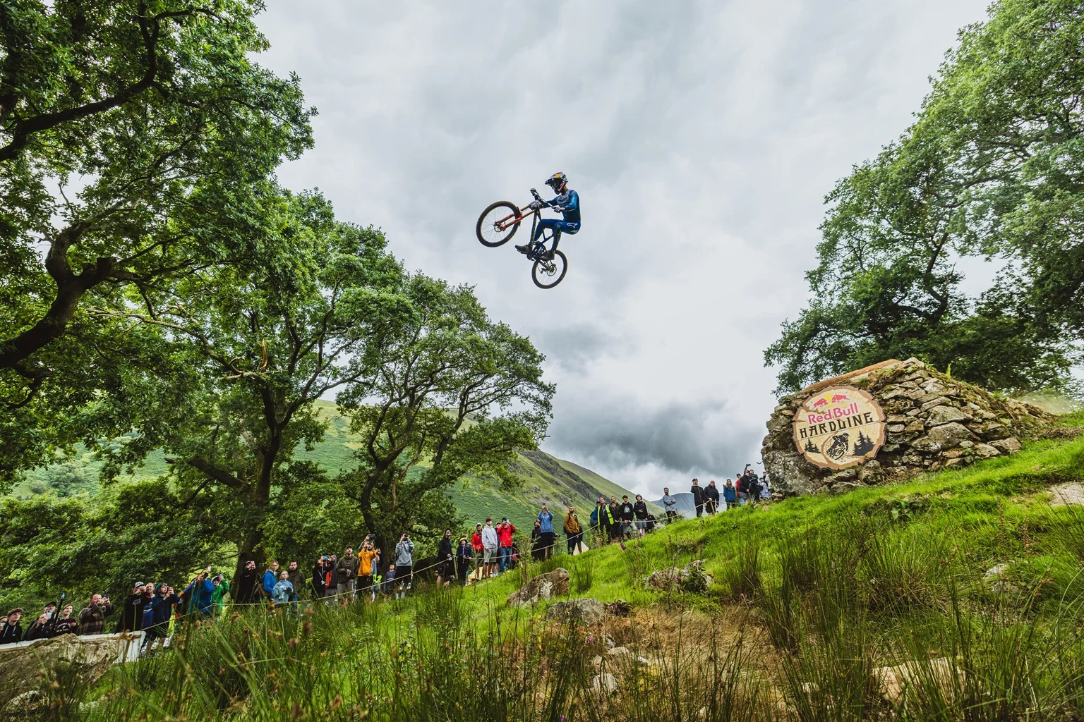 Asa Vermette y Louise Ferguson hacen historia en Red Bull Hardline 2025 en Gales