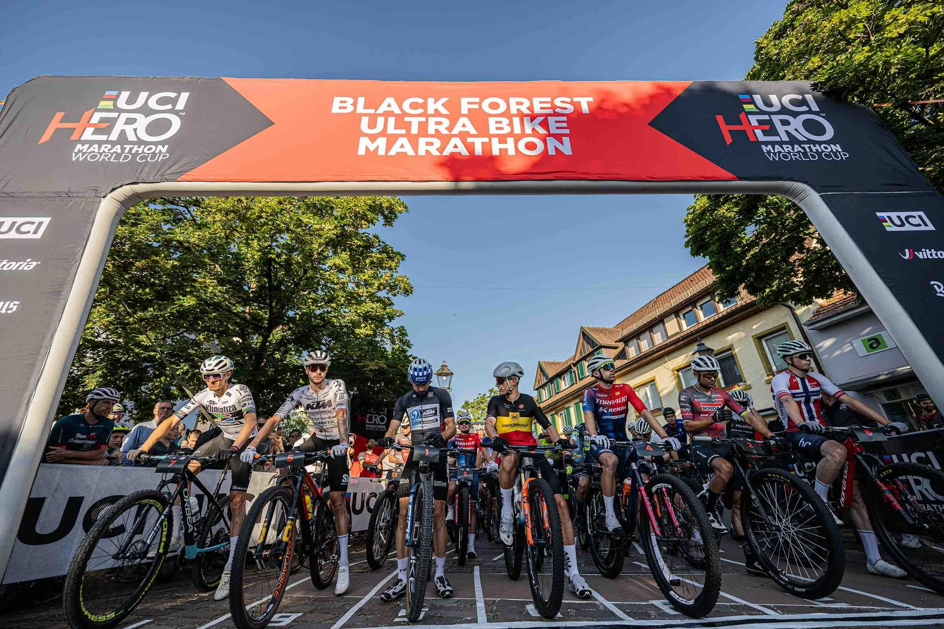 Asalto a la Selva Negra con David Valero y Natalia Fischer peleando el podio de la HERO UCI Marathon World Cup