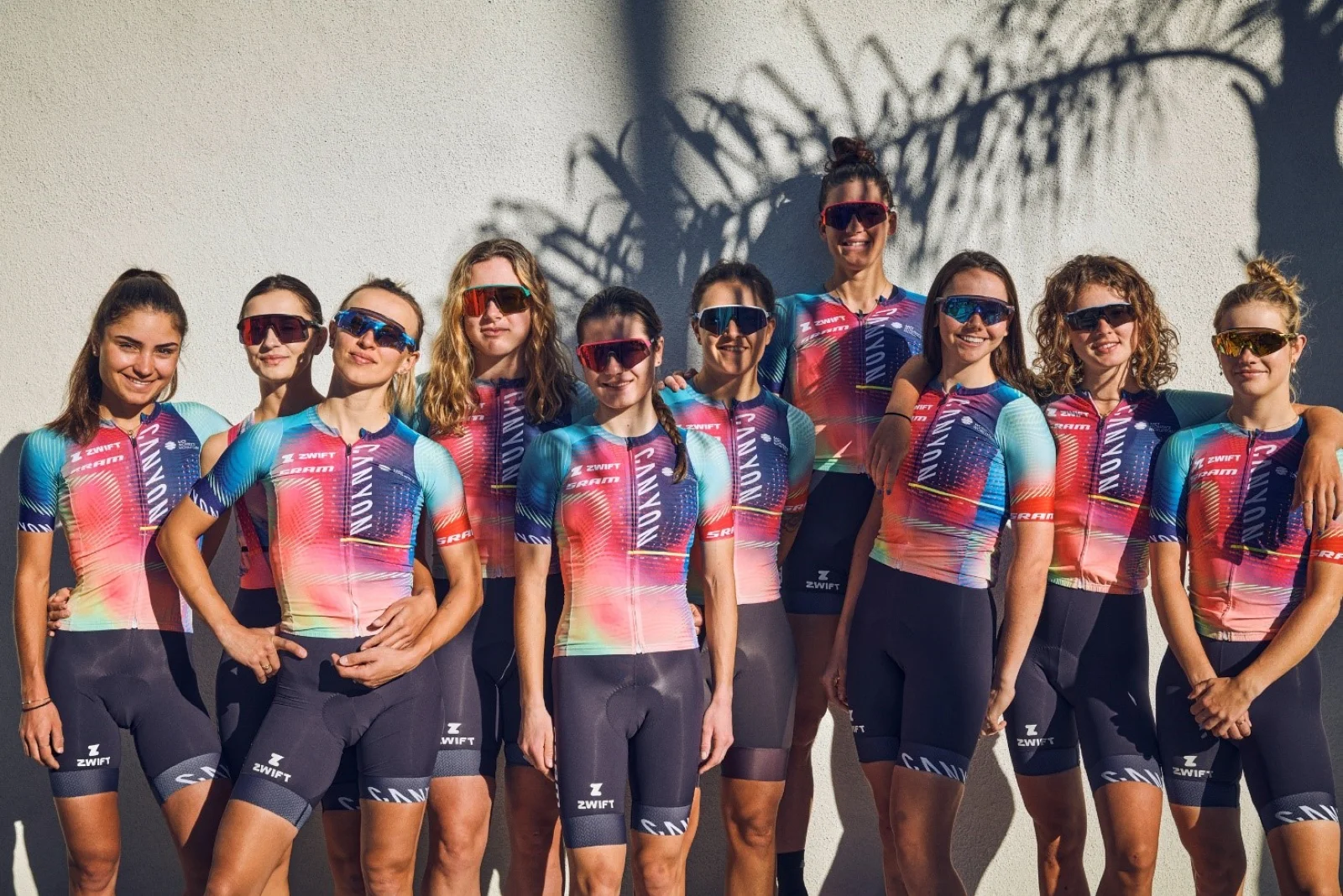 Así es la llamativa nueva equipación del CANYON SRAM RACING