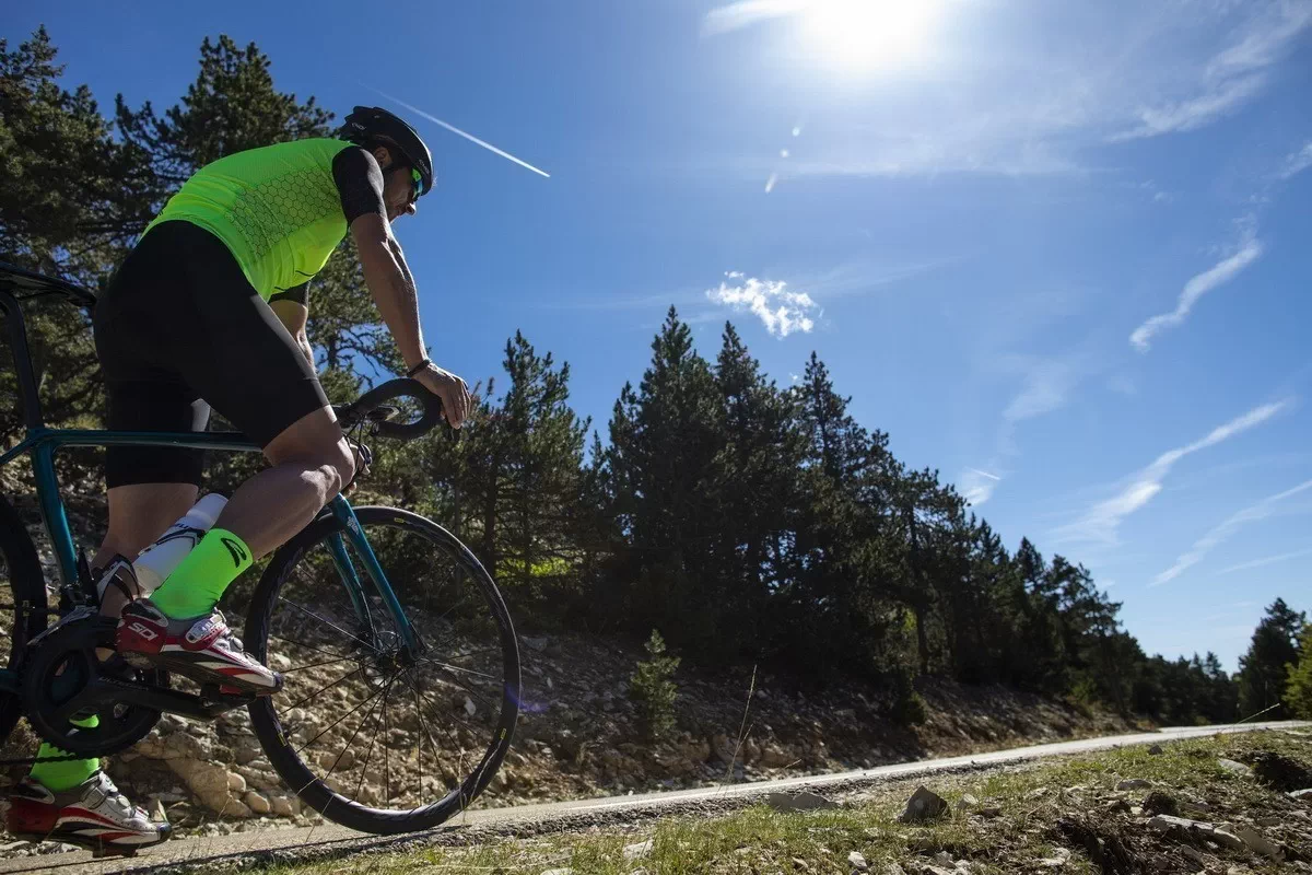 Así habrá que adelantar a los ciclistas en carretera a partir de ahora