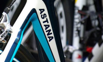 Los corredores del Astana borran el nombre del equipo