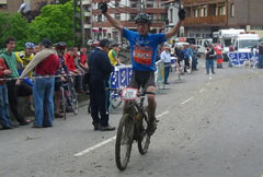 Ander Gómez se impone en el barro de Berriz y mantiene el liderato