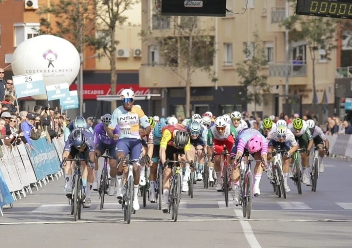 Biniam Girmay impone su ley en la Clásica de Almería tras un sprint magistral en Roquetas