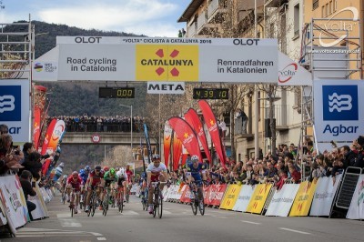 Bouhanni vuela en la segunda de la Volta