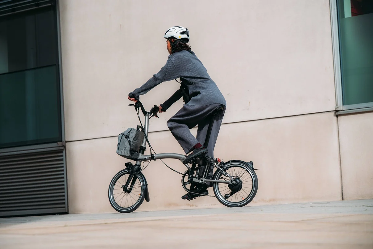 Brompton Revoluciona la Movilidad: Llega el Sistema e-Motiq y la Bicicleta Eléctrica Plegable Más Ligera