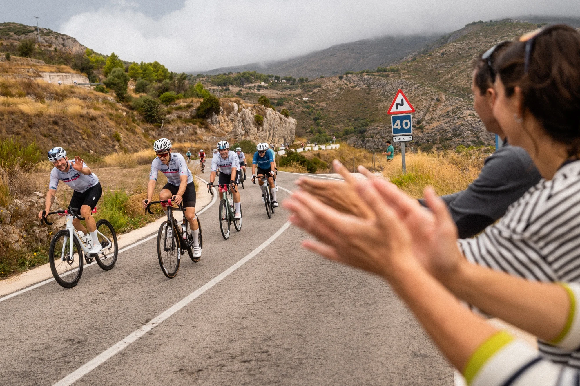 Casi 2.000 ciclistas completan la TotalEnergies Gran Fondo Alberto Contador