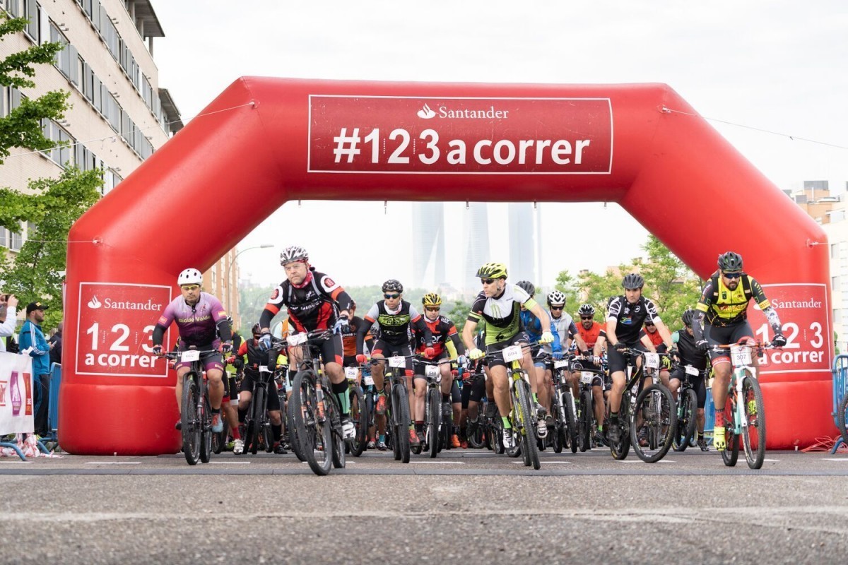 Casi 2.000 ciclistas en la Madrid-Segovía a pesar de la lluvia y el barro