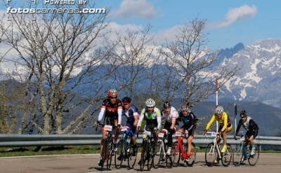 Casi 500 ciclistas en la Lebaniega 2015