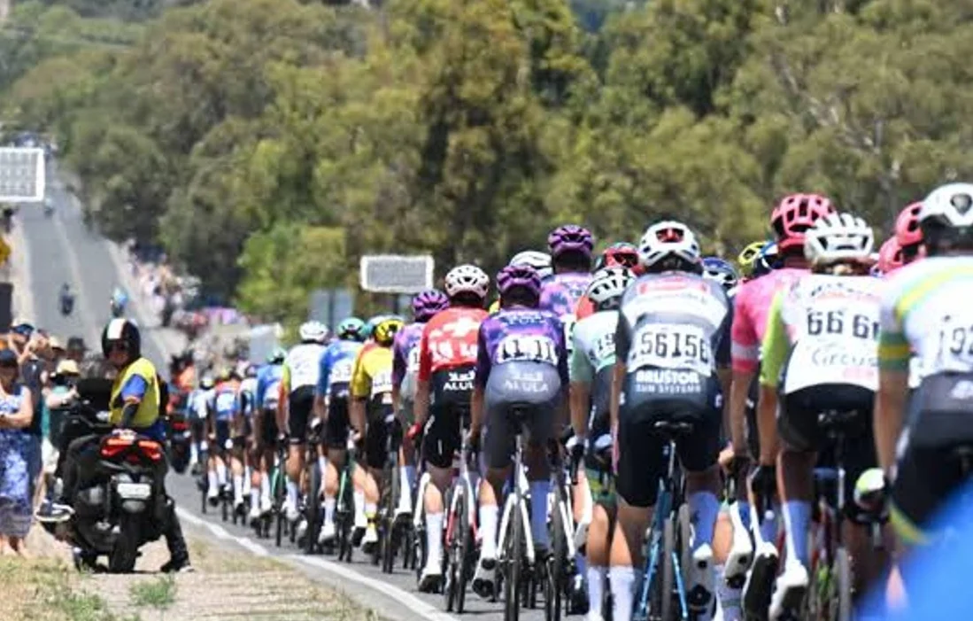 Ciclismo más allá de la meta: Cómo los aficionados interactúan con el entretenimiento digital