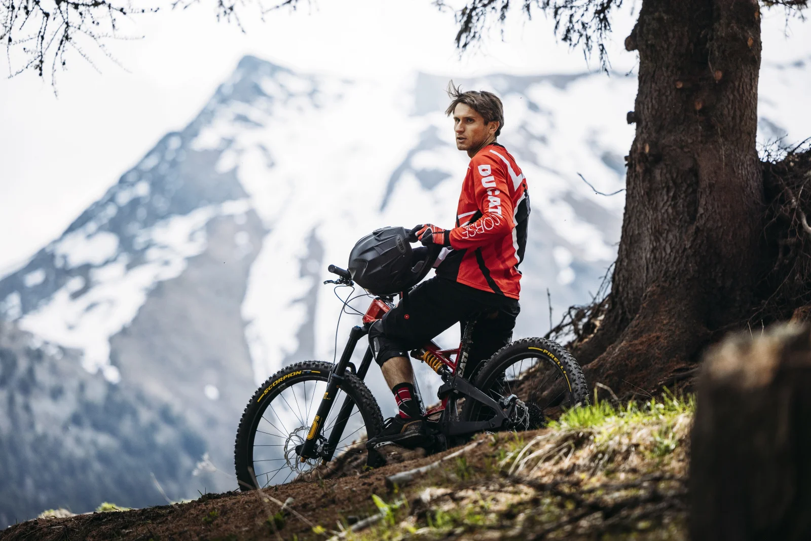 Ciclismo y motociclismo de la mano con Ducati: Tony Cairoli elige la Powerstage RR para sus entrenamientos