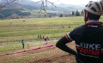 Ciclocross con ambiente navideño en Oñati