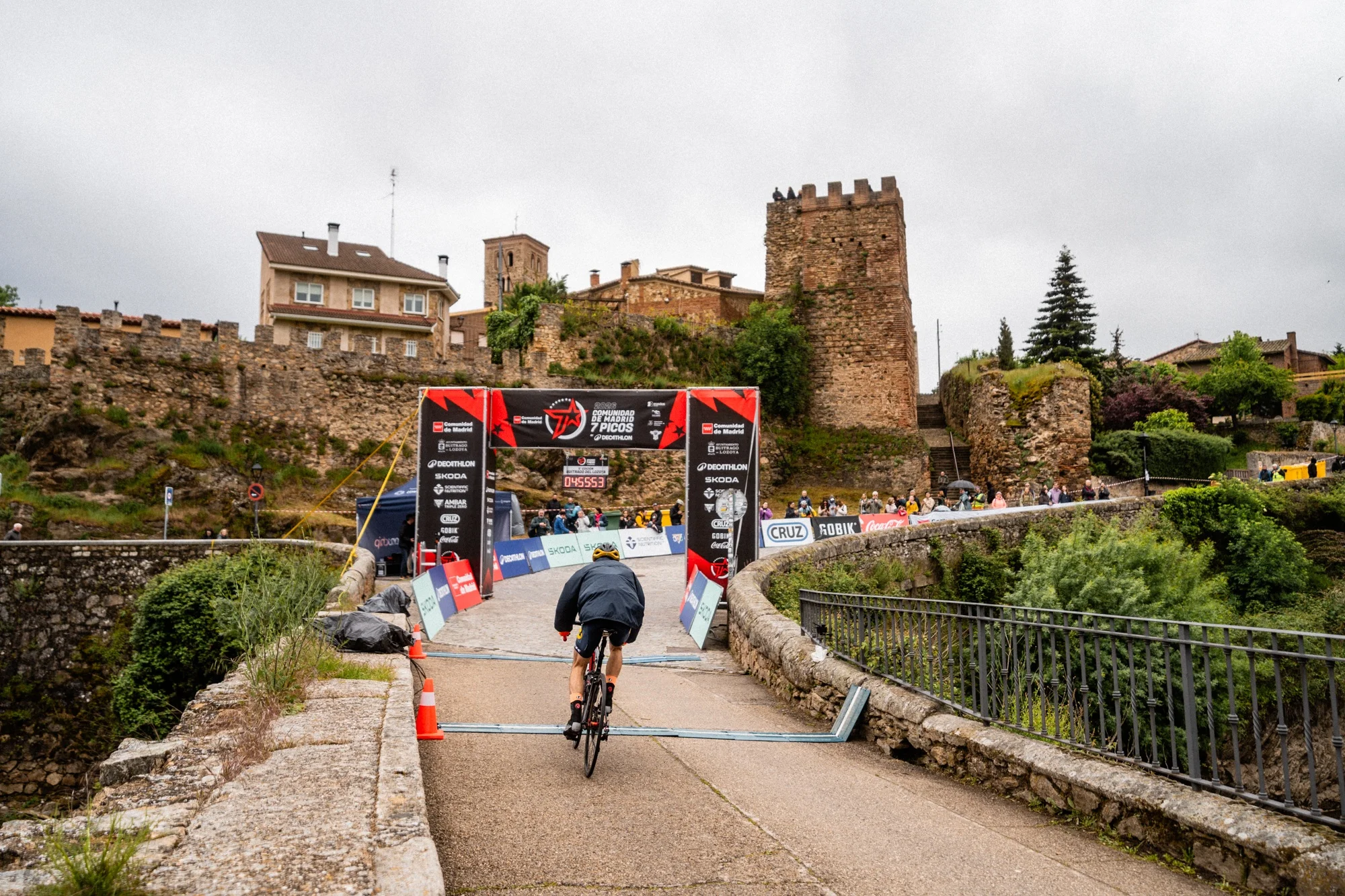 Cientos de ciclistas coronan los puertos de la Comunidad de Madrid 7 Picos