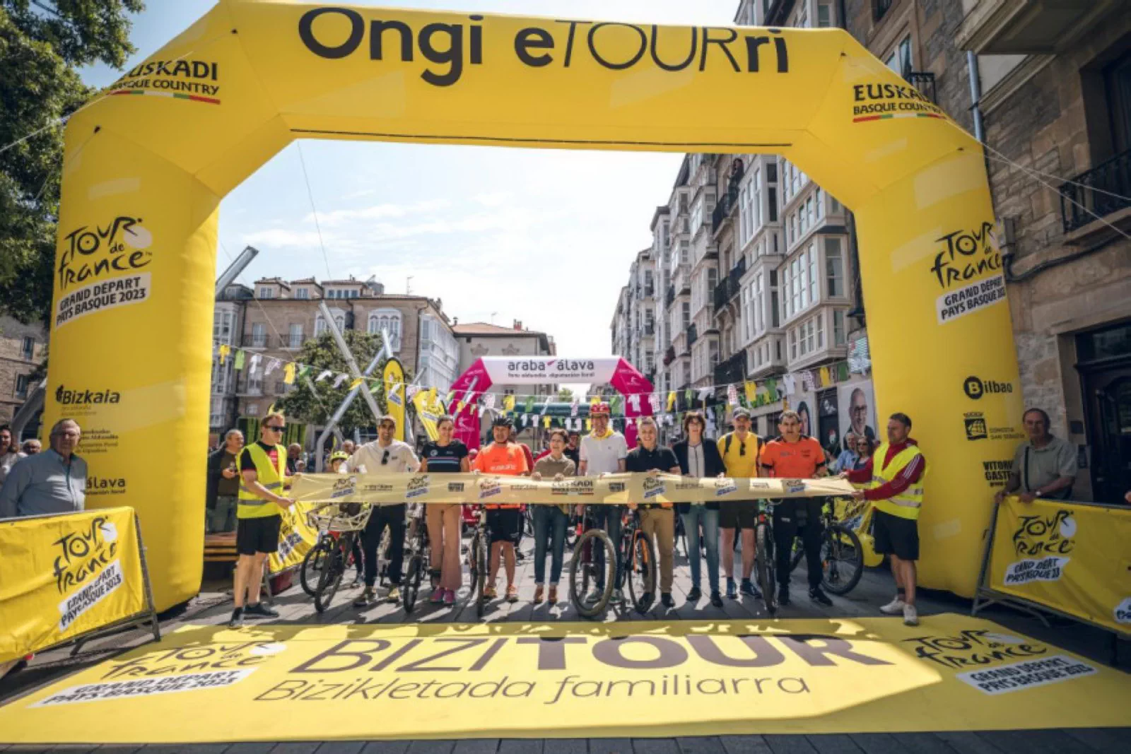 Cientos de familias disfrutaron del BiziTour de Vitoria-Gasteiz