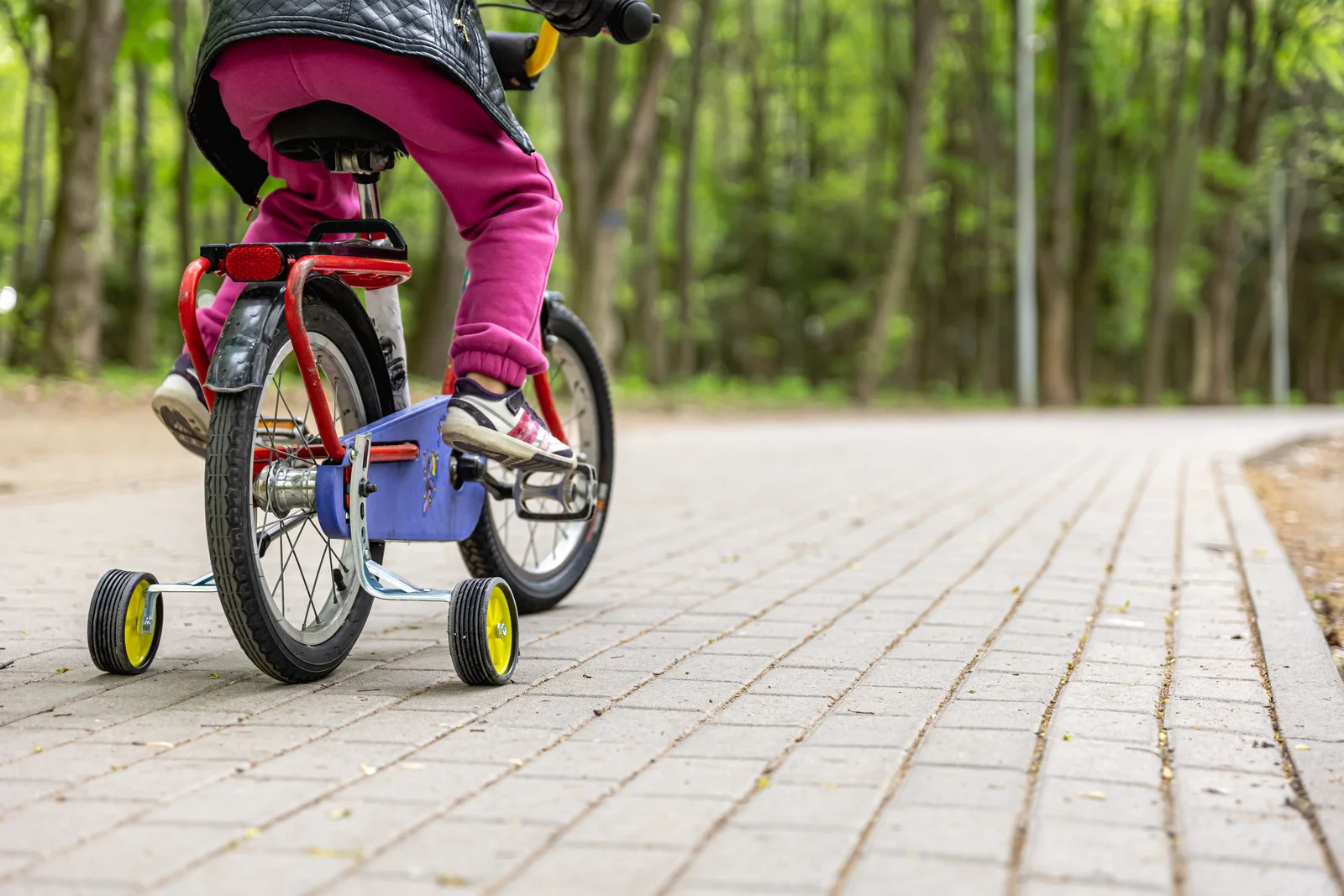 Cómo enseñar a los niños a montar en bici paso a paso