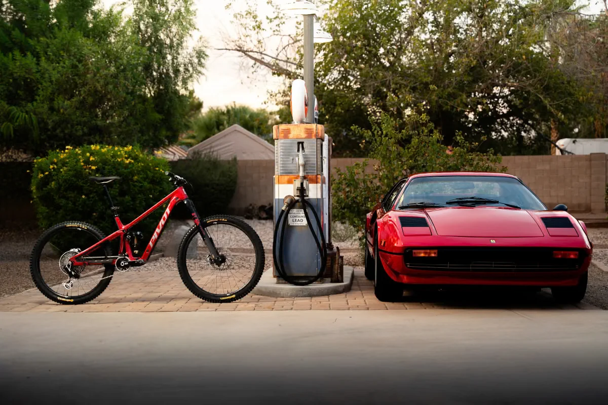 Consigue la mejor trazada con la Pivot Firebird Electric Red con geometria variable y sistema Swinger Dropout