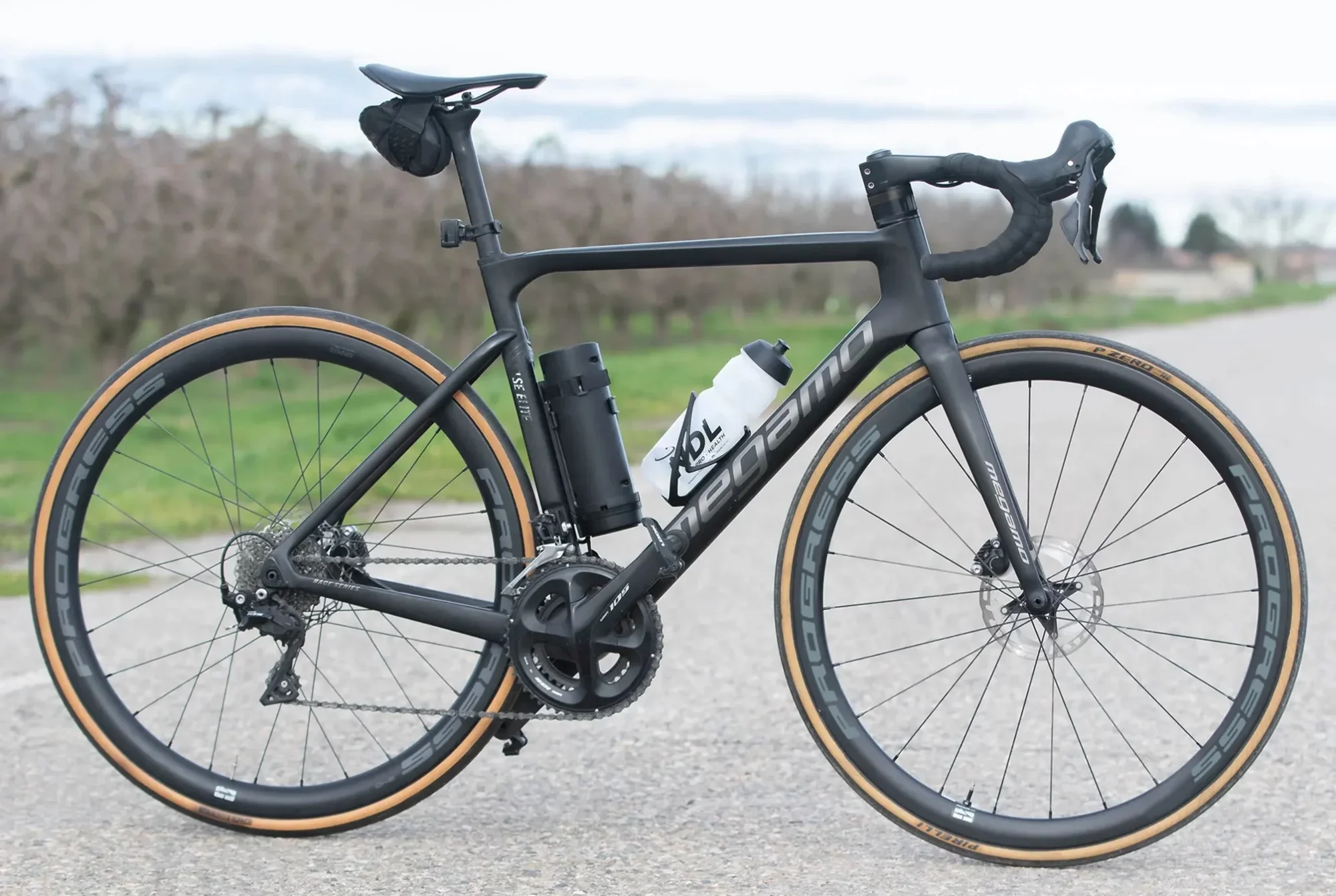 Convierte tu bicicleta gravel en eléctrica con el kit E-Moto Airspeed Gravel de forma sencilla y  sin alterar su diseño