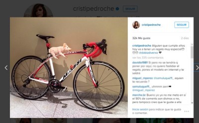 Cristina Pedroche regala una bicicleta a David Muñoz