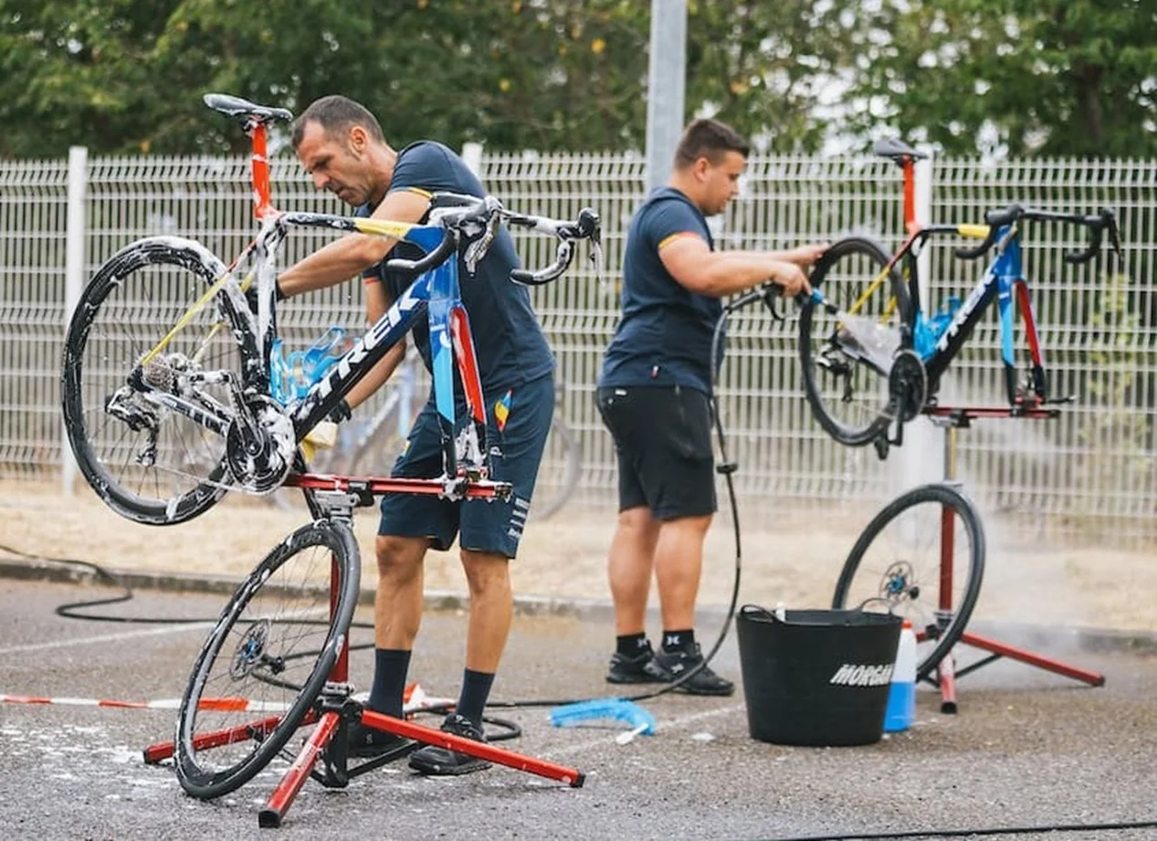 Cuál es el soporte de taller definitivo para lavar tu bicicleta como un mecánico profesional