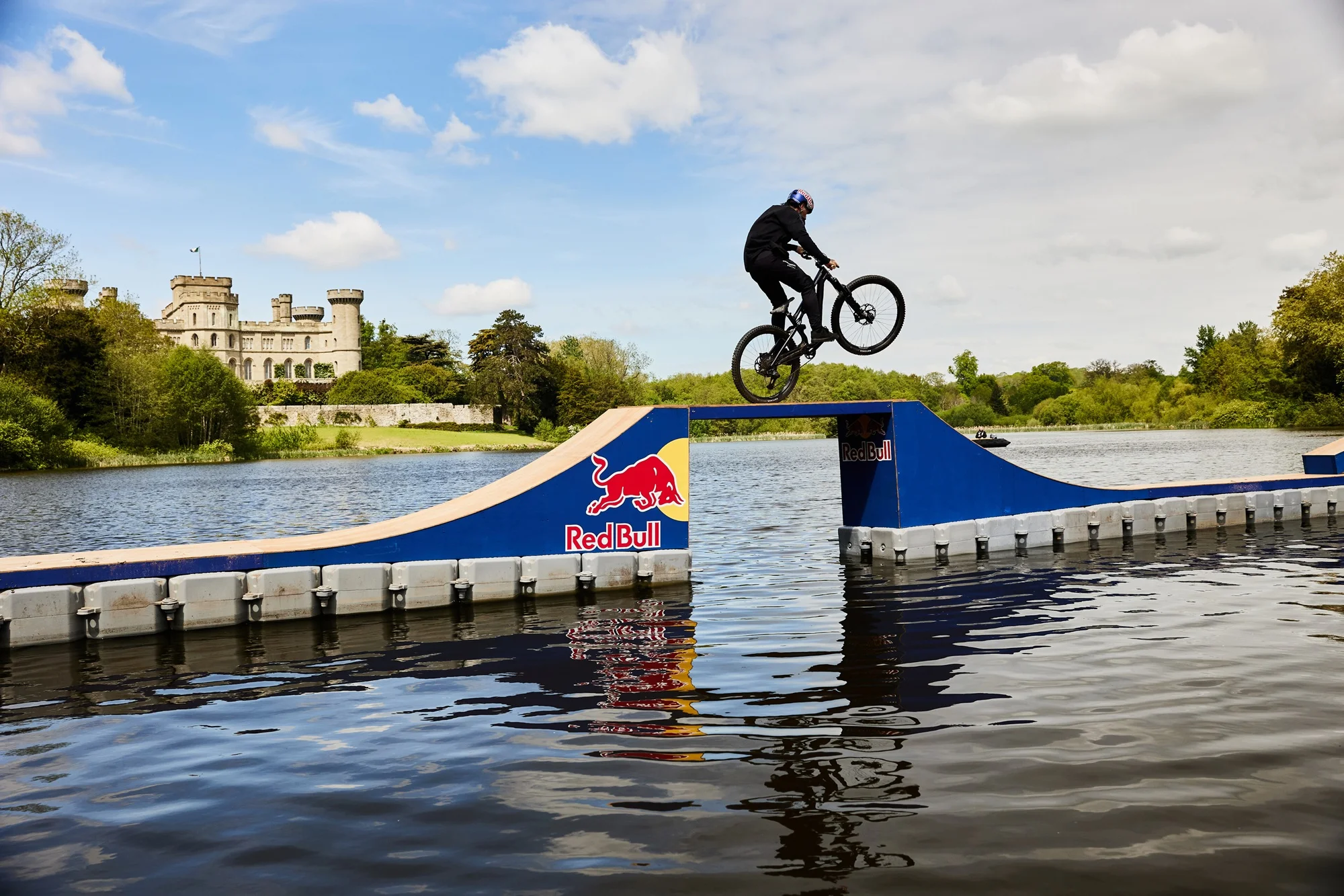 Danny MacAskill y Kriss Kyle se juegan el tipo sobre la pista flotante más estrecha del planeta
