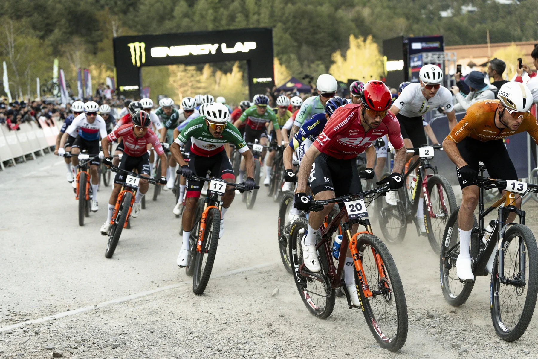Dario Lillo y Sina Frei se enfundan los maillots de líderes en el debut de las UCI MTB World Series en Mona YongPyong