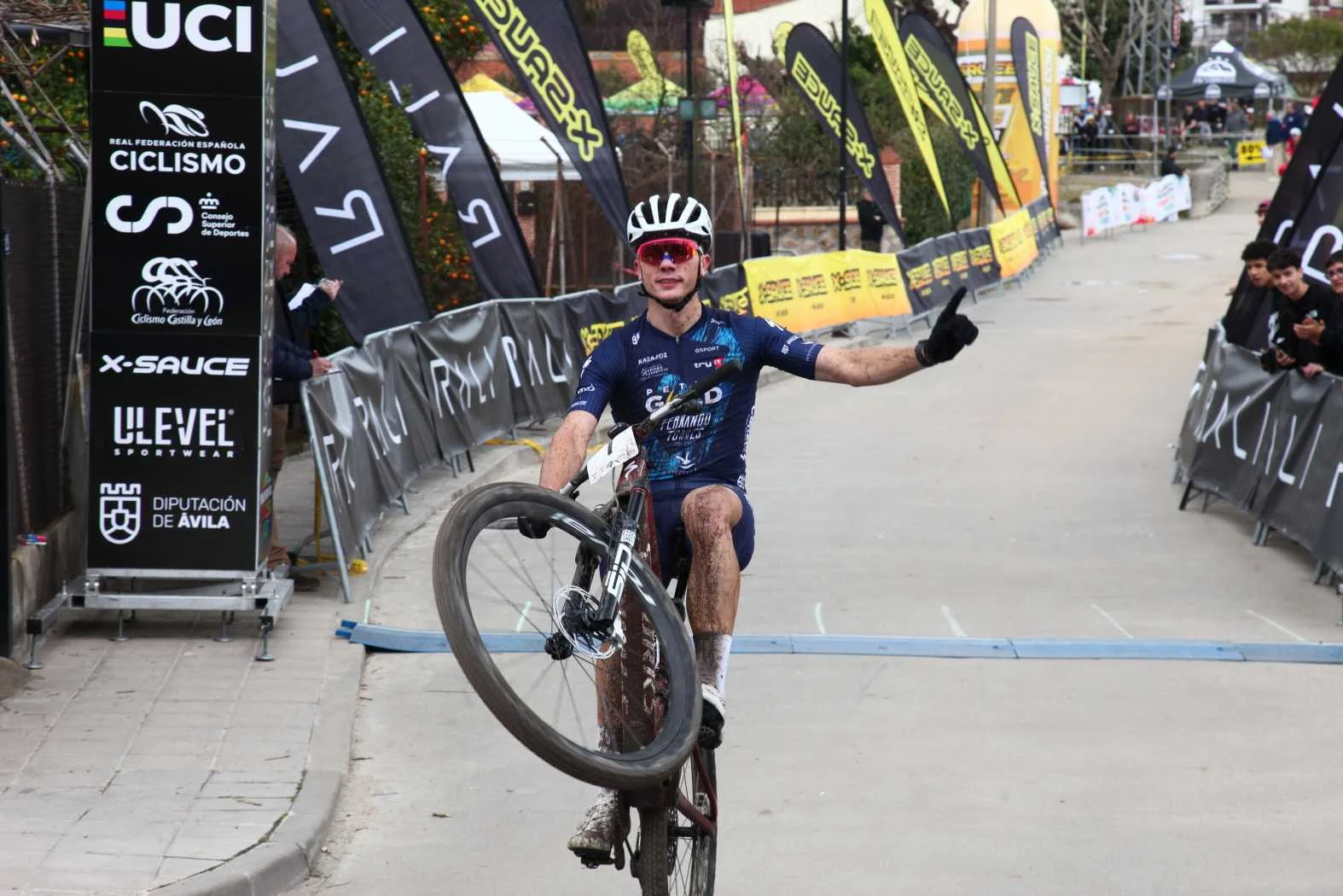 David Campos y Estibaliz Sagardoy dominan la X Sauce Series en Candeleda