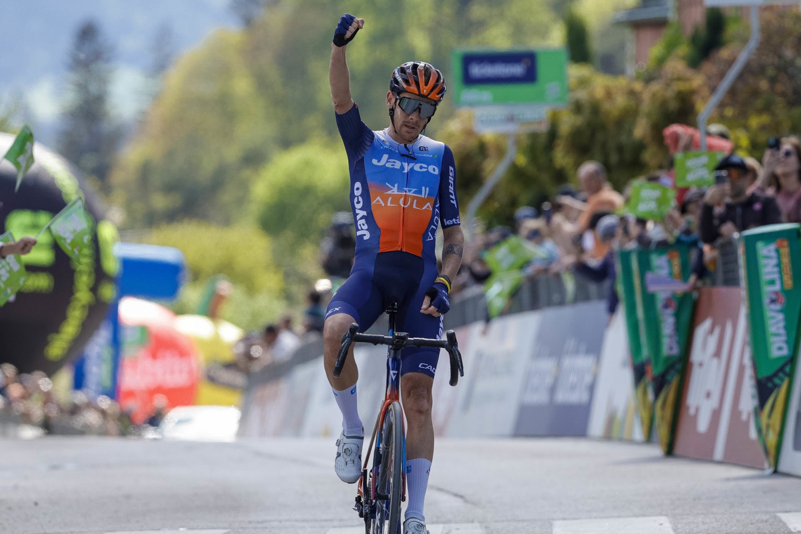 De Marchi se destaca en solitario hacia la gloria en el Tour de los Alpes