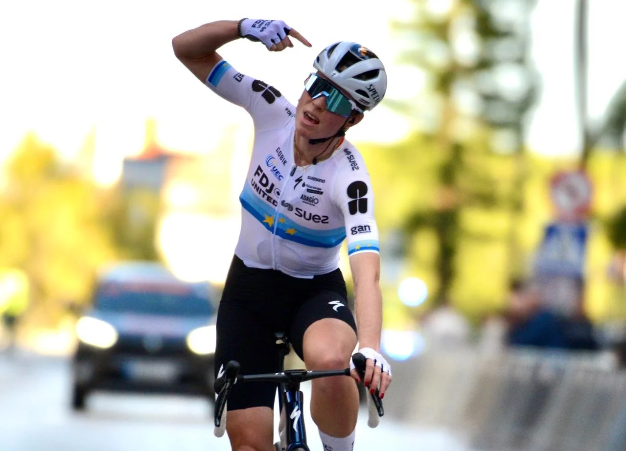 Demi Vollering arrasa en Gandia y lidera la Setmana Ciclista