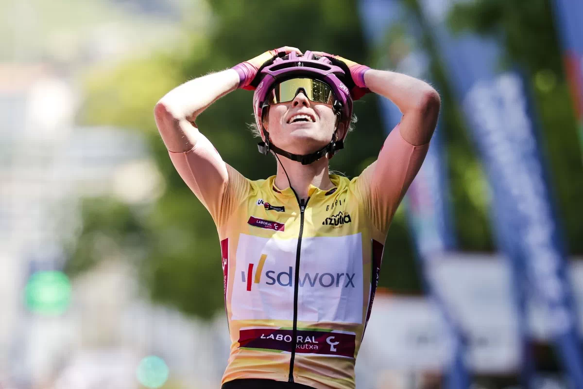 Demi Vollering se lleva la primera Itzulia Women tras vencer en las tres etapas