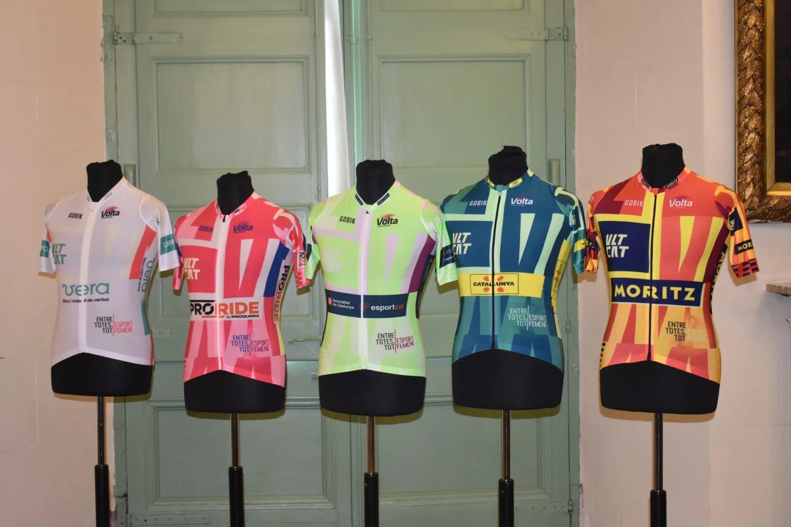 Desvelados los maillots de la I Volta Ciclista a Catalunya en Manresa, que acogerá la gran salida de la prueba