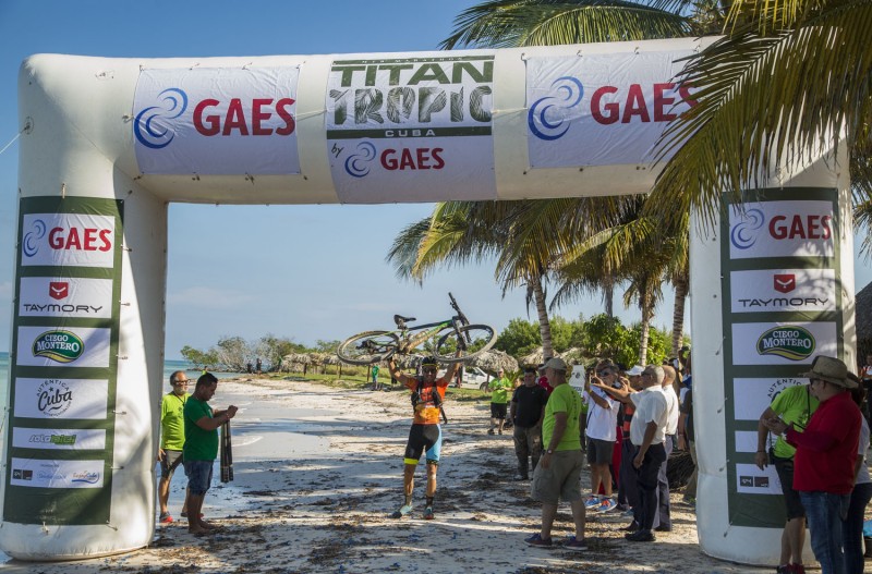 Diego Tamayo y Marlies Mejías conquistan la  Titan Tropic Cuba 