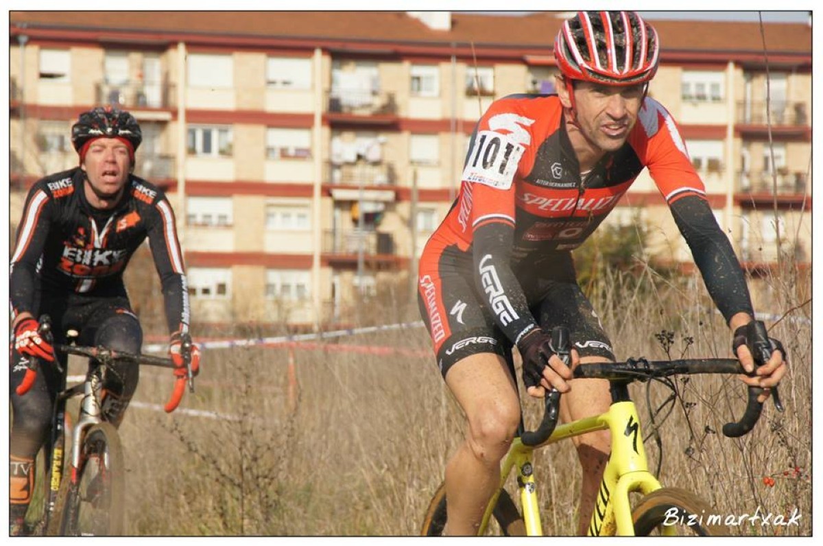 Diez Arriola en podio de Pamplona junto a Aitor Hernandez y Gorka Izagirre