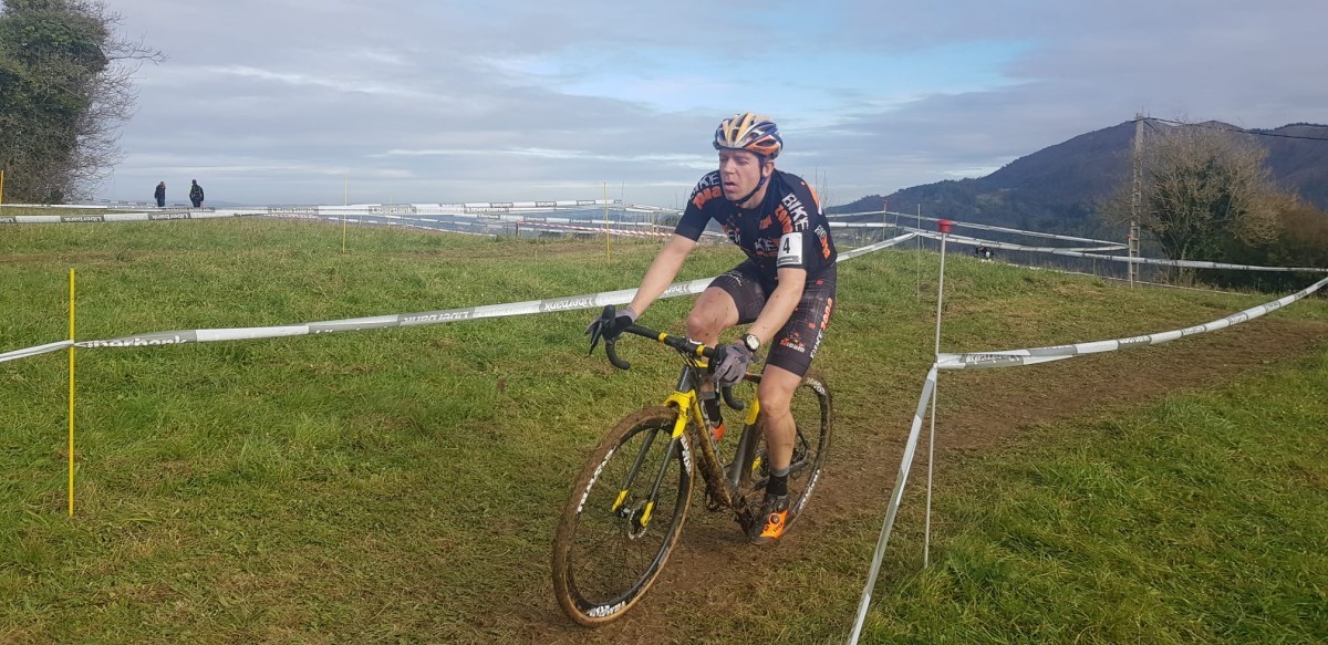 Doble podio en el ciclocross asturiano para Díez Arriola