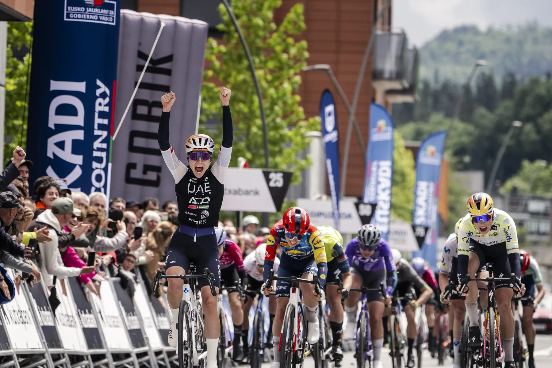 Dominika Wlodarczyk conquista Amorebieta en un sprint de infarto frente a las favoritas de la Itzulia Women 2026