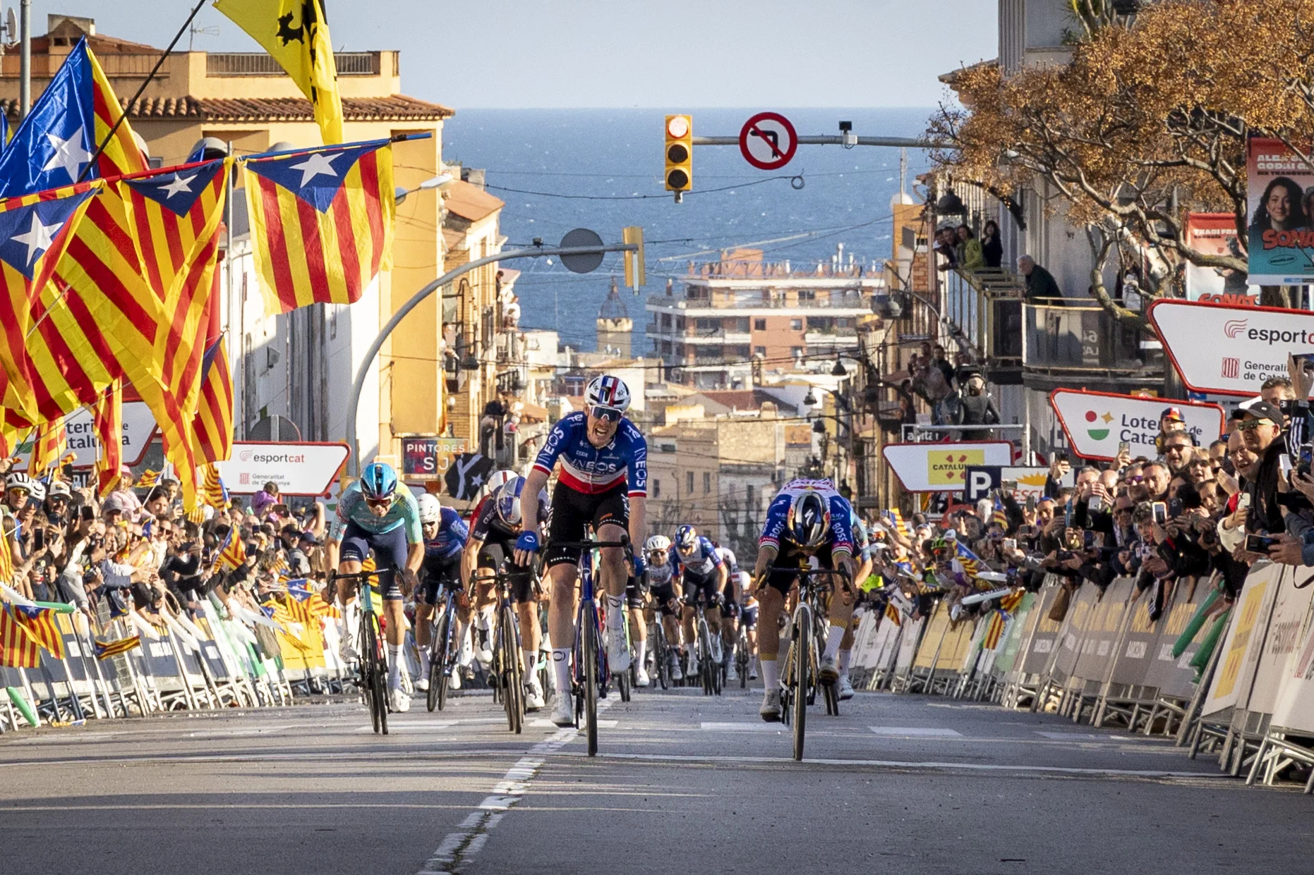 Dorian Godon asalta el liderato de la Volta a Catalunya 2026 tras batir a Evenepoel en un sprint épico