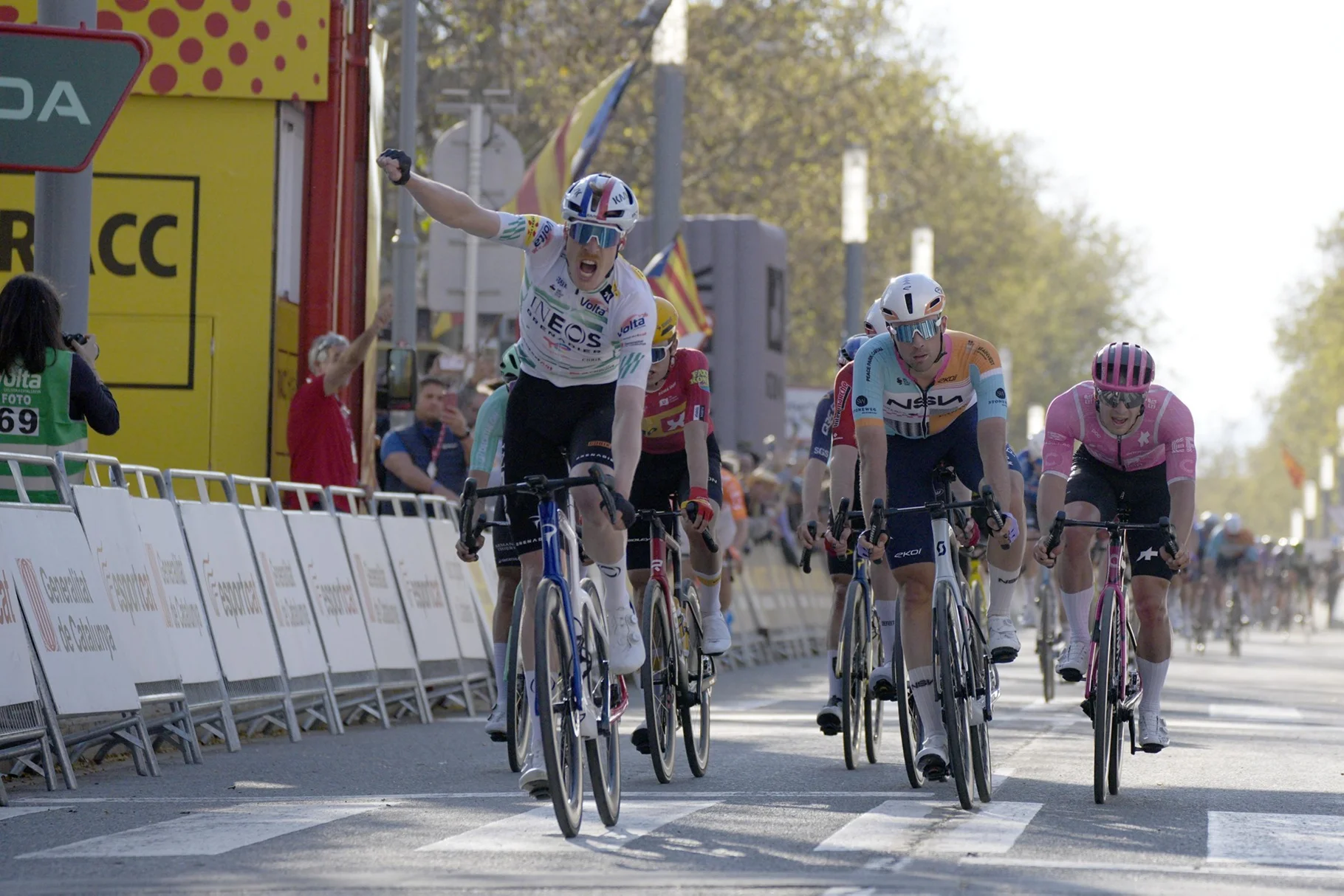 Dorian Godon tumba a los gigantes en la tercera etapa de una Volta a Catalunya de infarto